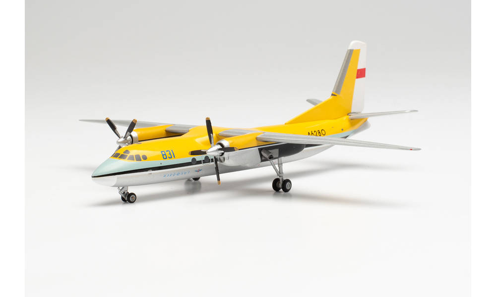 Herpa HE571043 1:200 Aeroflot Antonov AN-24B