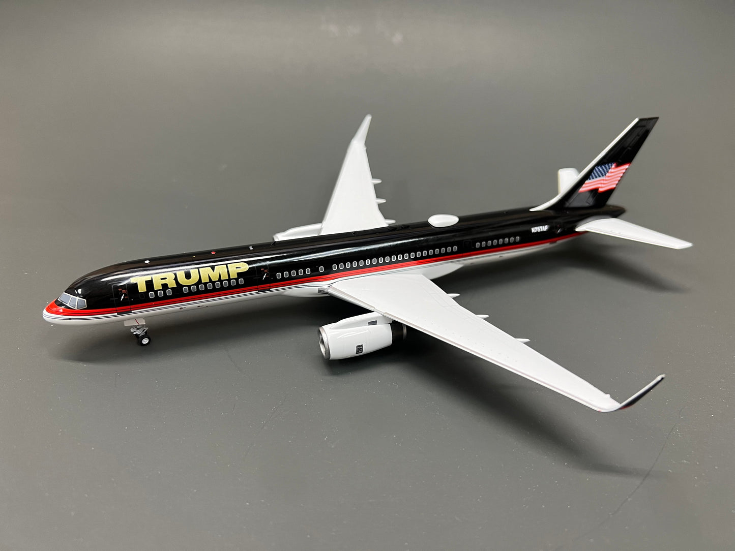 NG Models 42037 1:200 Trump Force One (The Trump Organization) Boeing 757-200 N757AF (new tail)