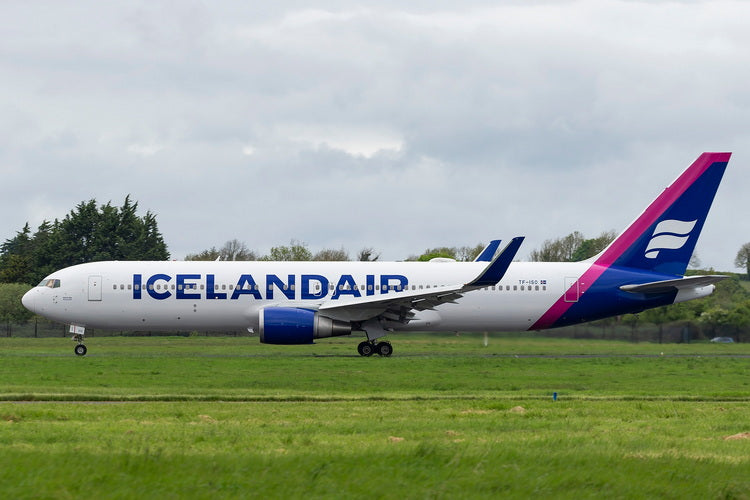 Phoenix 11911 1:400 Icelandair Boeing 767-300ER TF-ISO "Magenta"