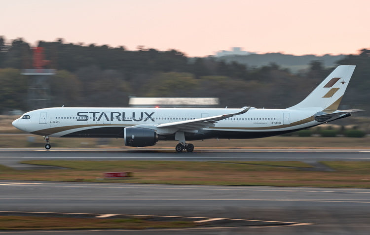 Pre-Order Phoenix 11927 1:400 Starlux A330-900neo B-58303