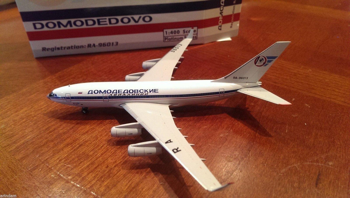 Phoenix 10657 1:400 Domodedovo IL-96-300 RA-96013