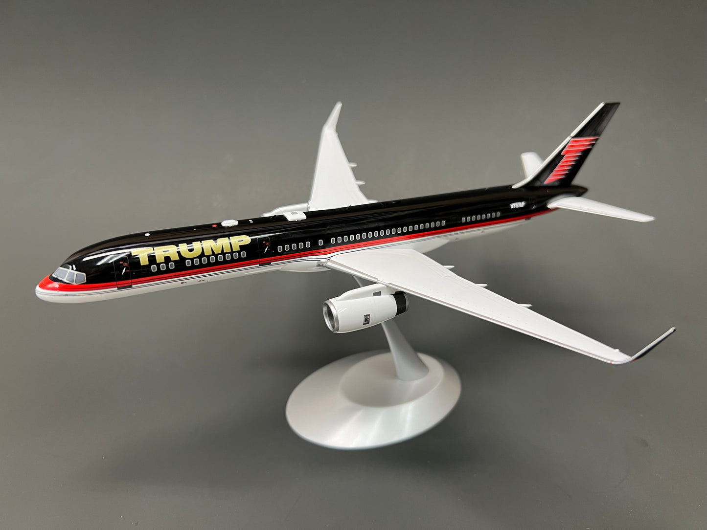 NG Models 42038 1:200 Trump Force One (The Trump Organization) Boeing 757-200 N757AF (Old Tail)