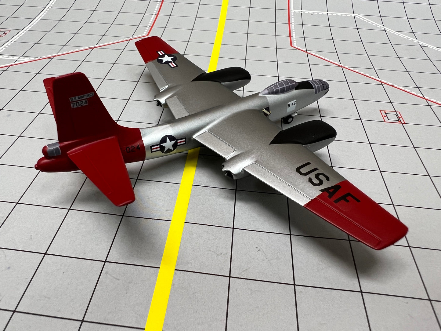 Sky Classics 1:200 USAF B-45 Edwards AFB 1954